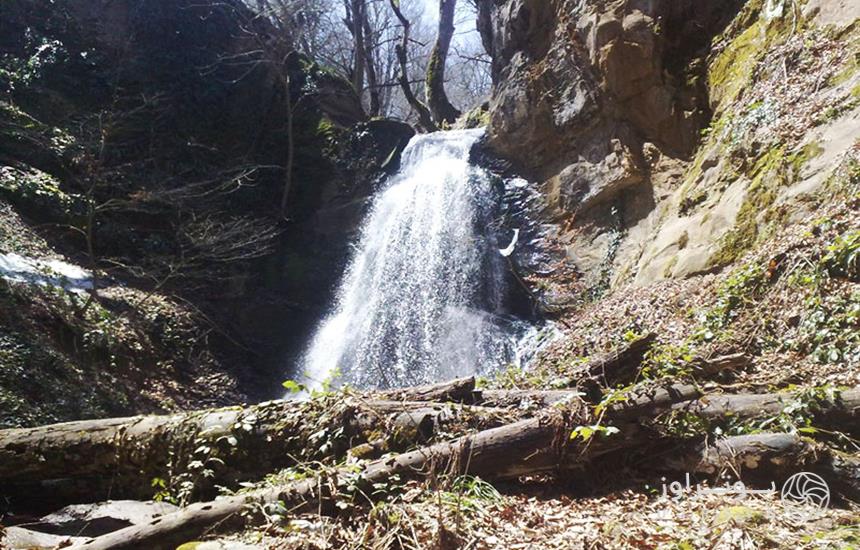 آبشار سنگ لوه در روستای «کیاده» مازندران